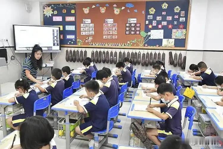 不敢骂、不敢管、不敢教！当代老师集体躺平，藏着残酷的教育真相老师不敢管学生，