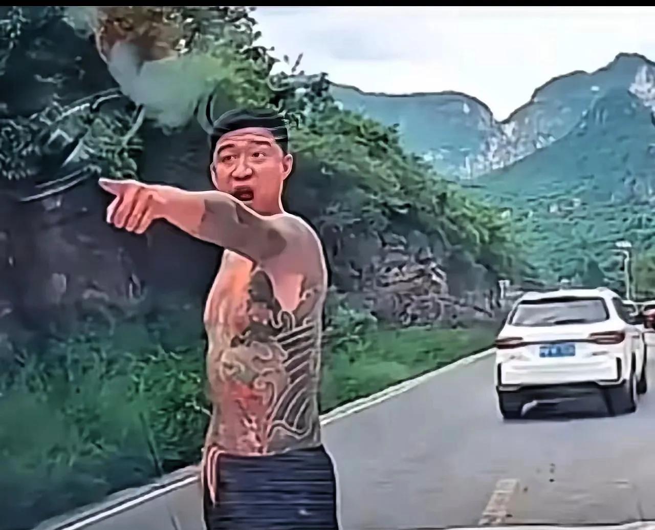 纹身男拦车骂人已被拘留，身份曝光，有打架斗殴前科！8月5日，拦车骂人加塞的纹身