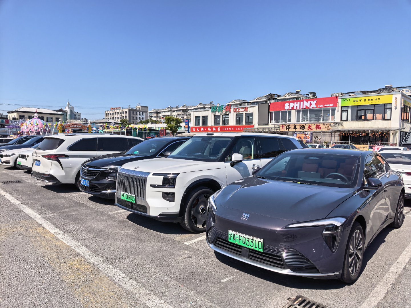 我这白色的极氪9X好像确实没有他们黑色的霸气