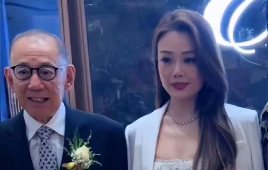 相守27年不娶不放！容祖儿与杨受成的隐秘羁绊，是恩情还是执念？英皇