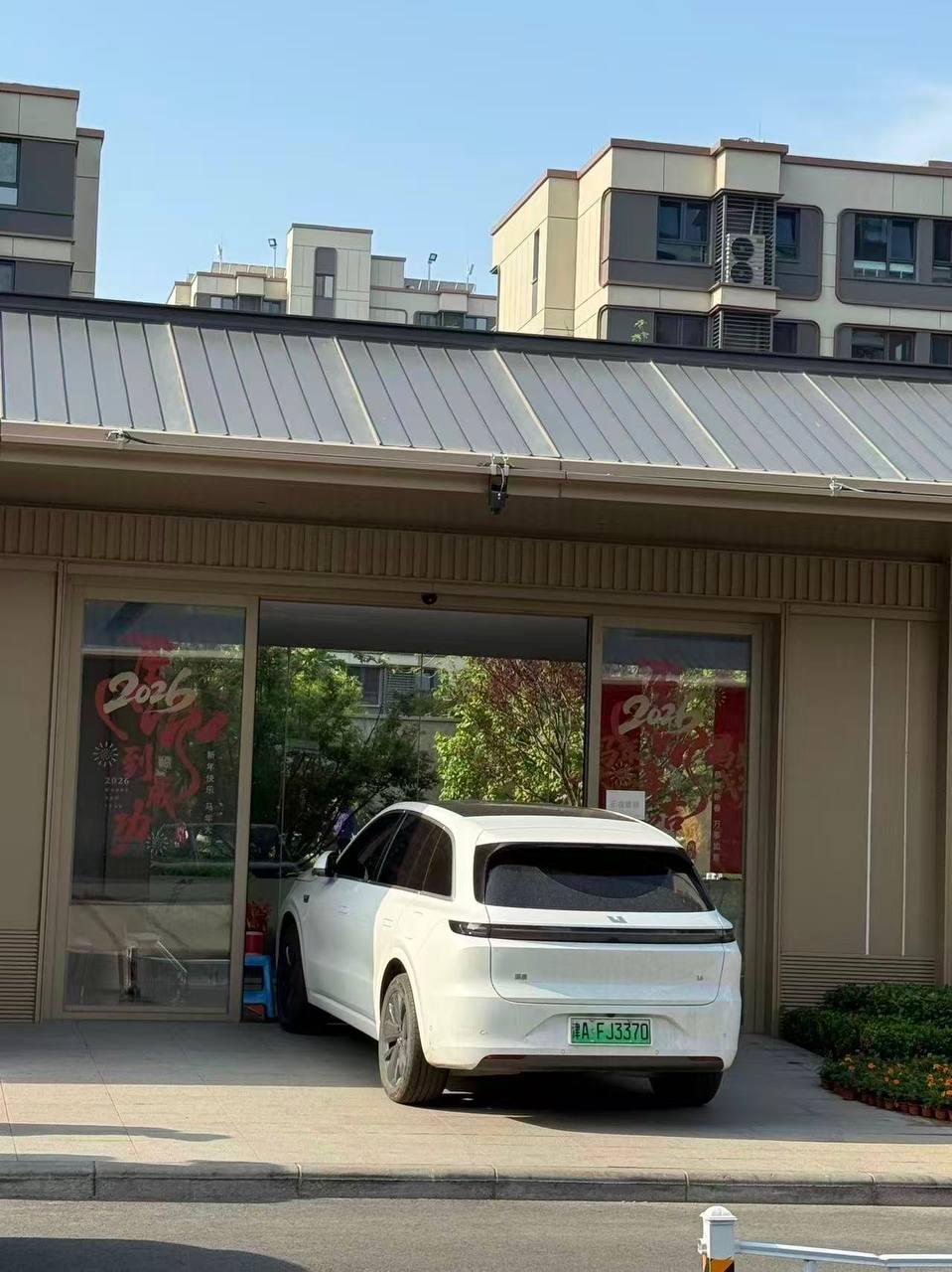 理想是真的牛啊，走到哪那里就是停车场。充分怀疑，现在开理想的和以前开宝马3系