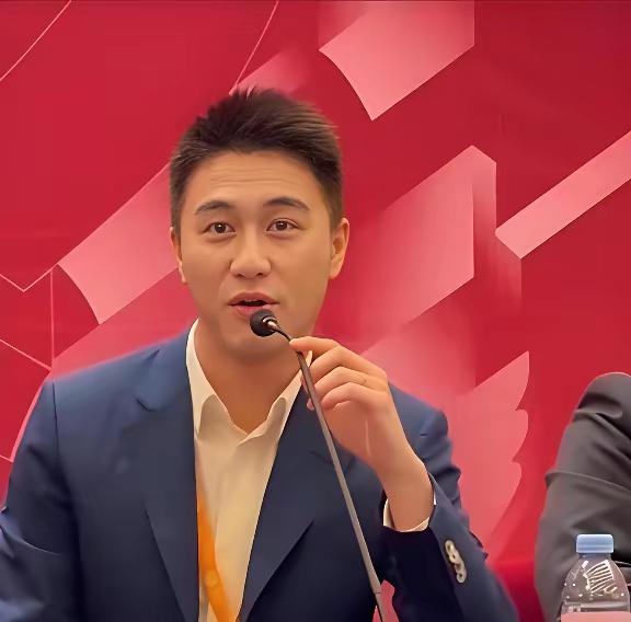 美国的关税打压之时，中国出现了一位厉害人物！他就是29岁的香港青年，赌王之子何猷