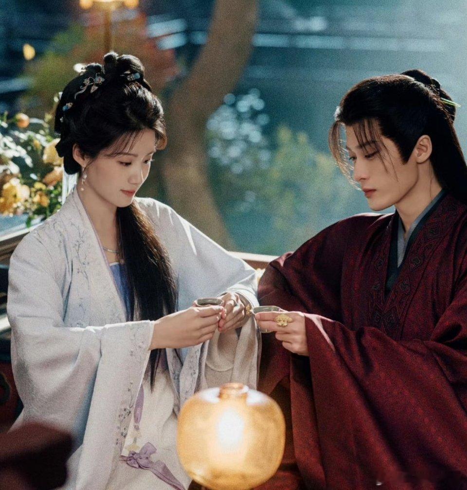 檀健次卢昱晓《何不同舟渡》情人节双人海报来啦！好养眼啊檀健次卢昱晓捧杯海报