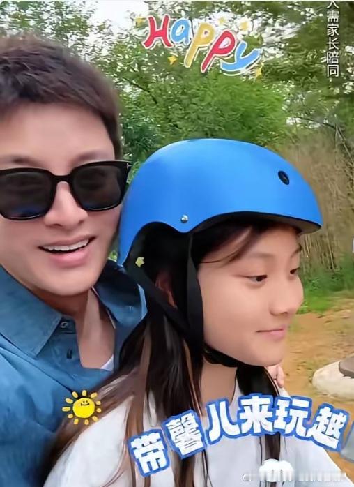 贾乃亮李小璐同框合照贾乃亮李小璐陪甜馨过六一贾乃亮与李小璐同框陪甜馨过六一啦！镜