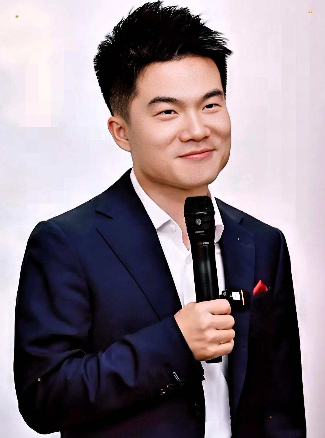 为啥董永辉会这么火？老公说董宇辉有大的智慧活的清醒通透包饺子边刷视频刷