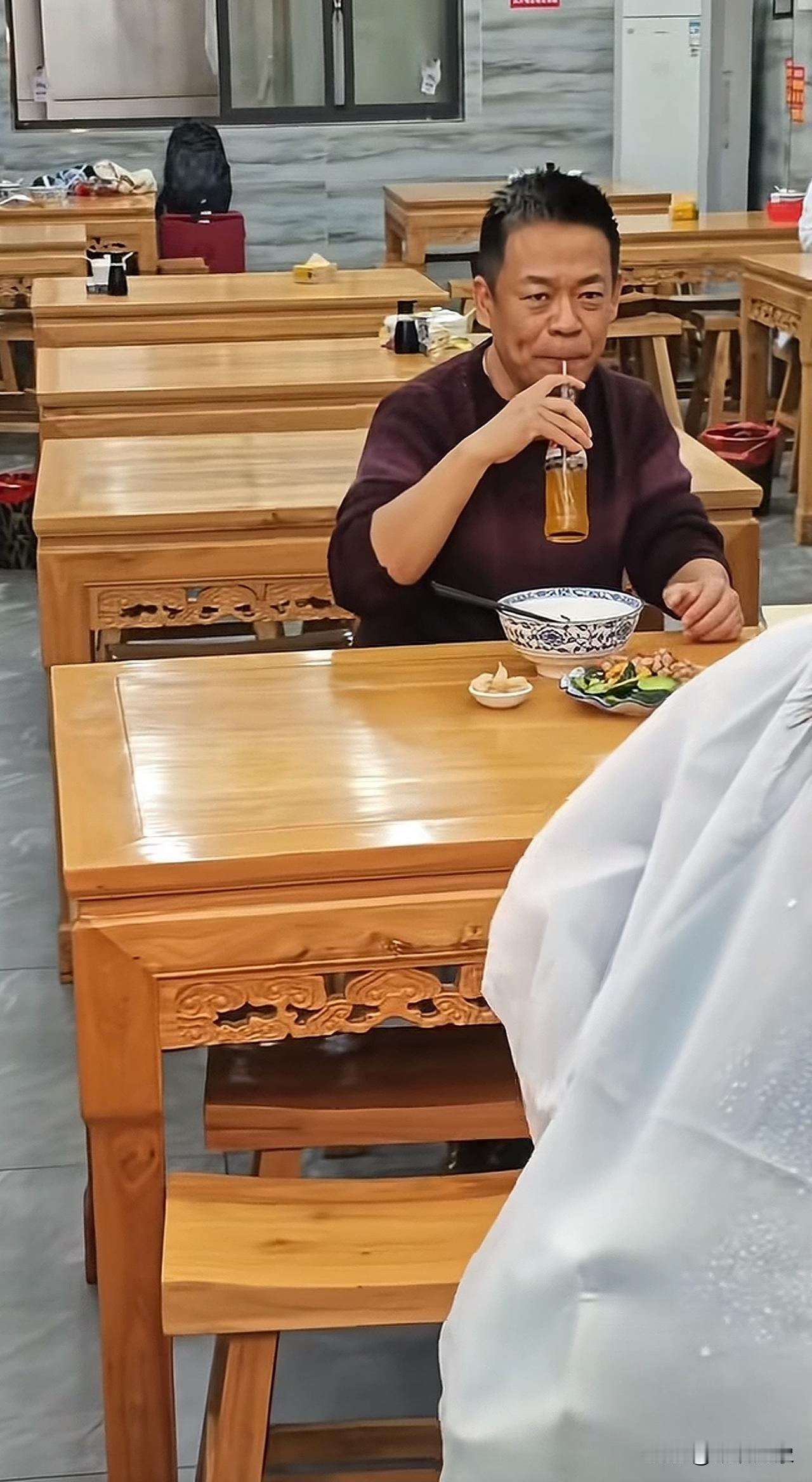 来西安玩，吃羊肉泡馍，隔壁桌坐了一位熟悉的面孔，大家看看这是谁偶遇明星演员歌