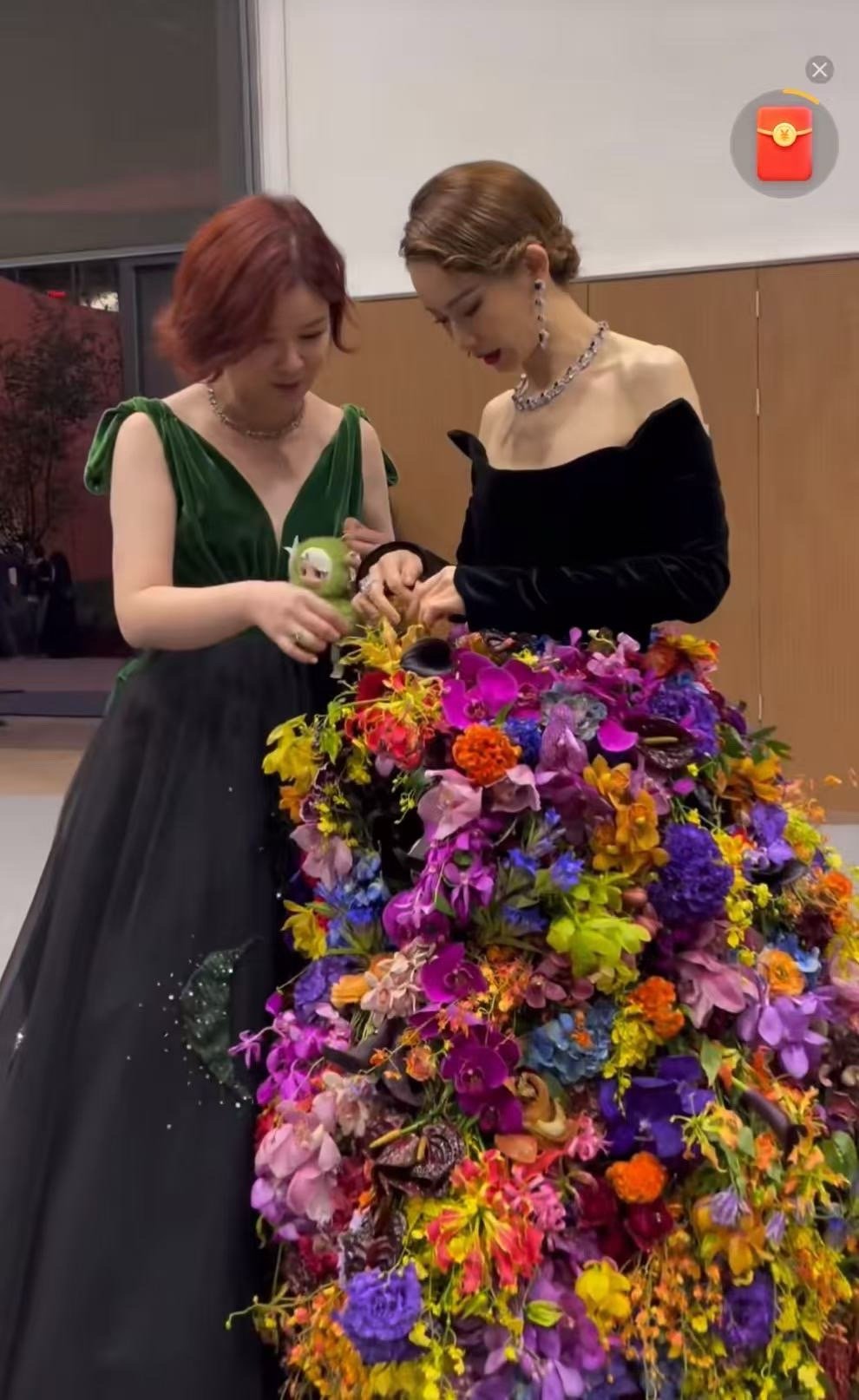 戚薇的裙子居然是真花女明星内卷现场！戚薇为贴合VOGUE主题，直接穿全真花朵裙