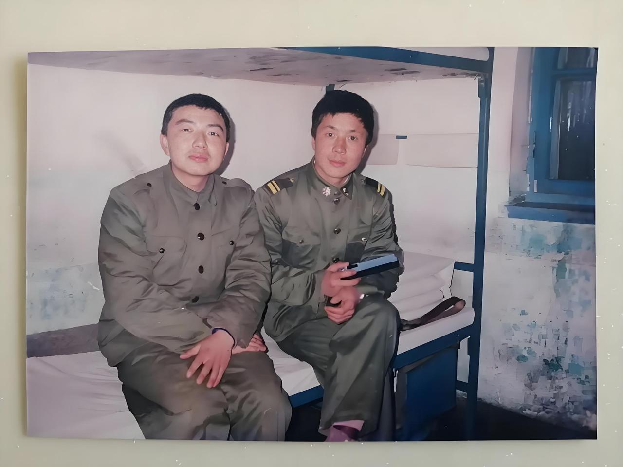 军旅话题：当过兵的人为什么都十分看重自己曾经的班长？因为他有三重身份，无替代性！