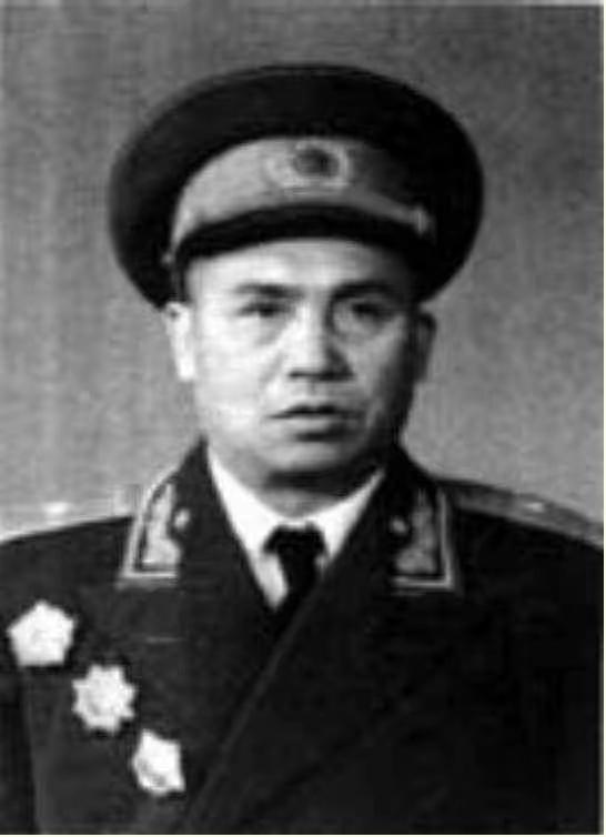 1947年，四野师长牺牲，战友娶了他的遗孀带一子一女，新婚之夜，战友提了一个要求