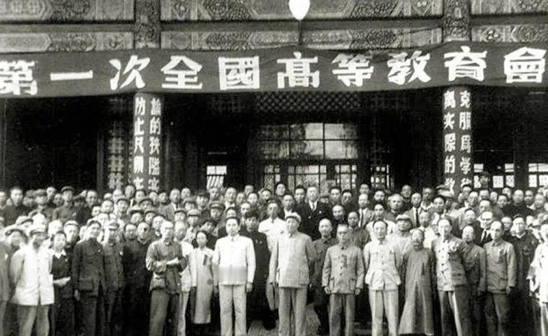 1958年军委扩大会议上，一场震动全军的批判引发轩然大波：被尊为“军神”的刘伯承