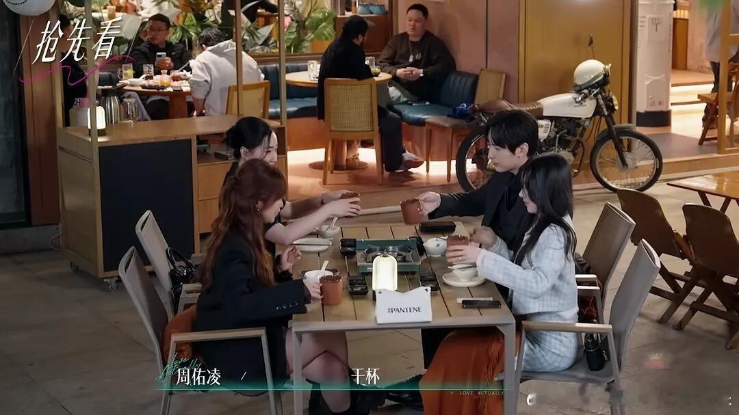 周西装扣得好严实，柳柳帮叔解开几颗看着都热，柳柳帮他解开几颗吧半熟恋人ℓ