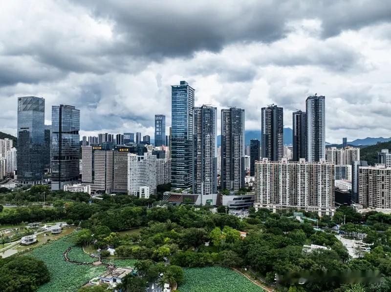 深圳楼市，对于老城区，如果没有旧改加持，楼龄老化，价值会慢慢减弱。只有真正改变居