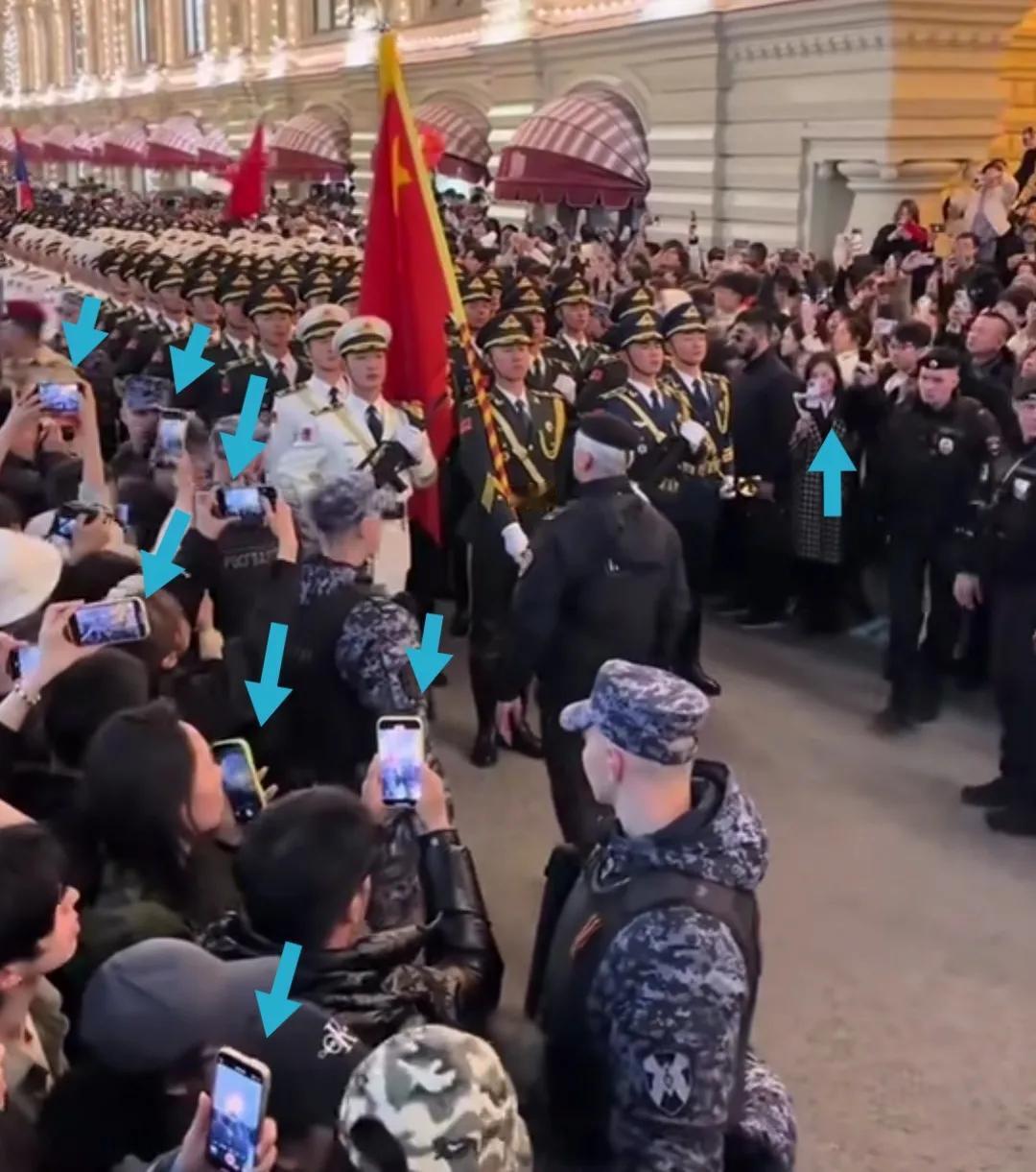 莫斯科中国仪仗队出场众人同时对镜头出片。