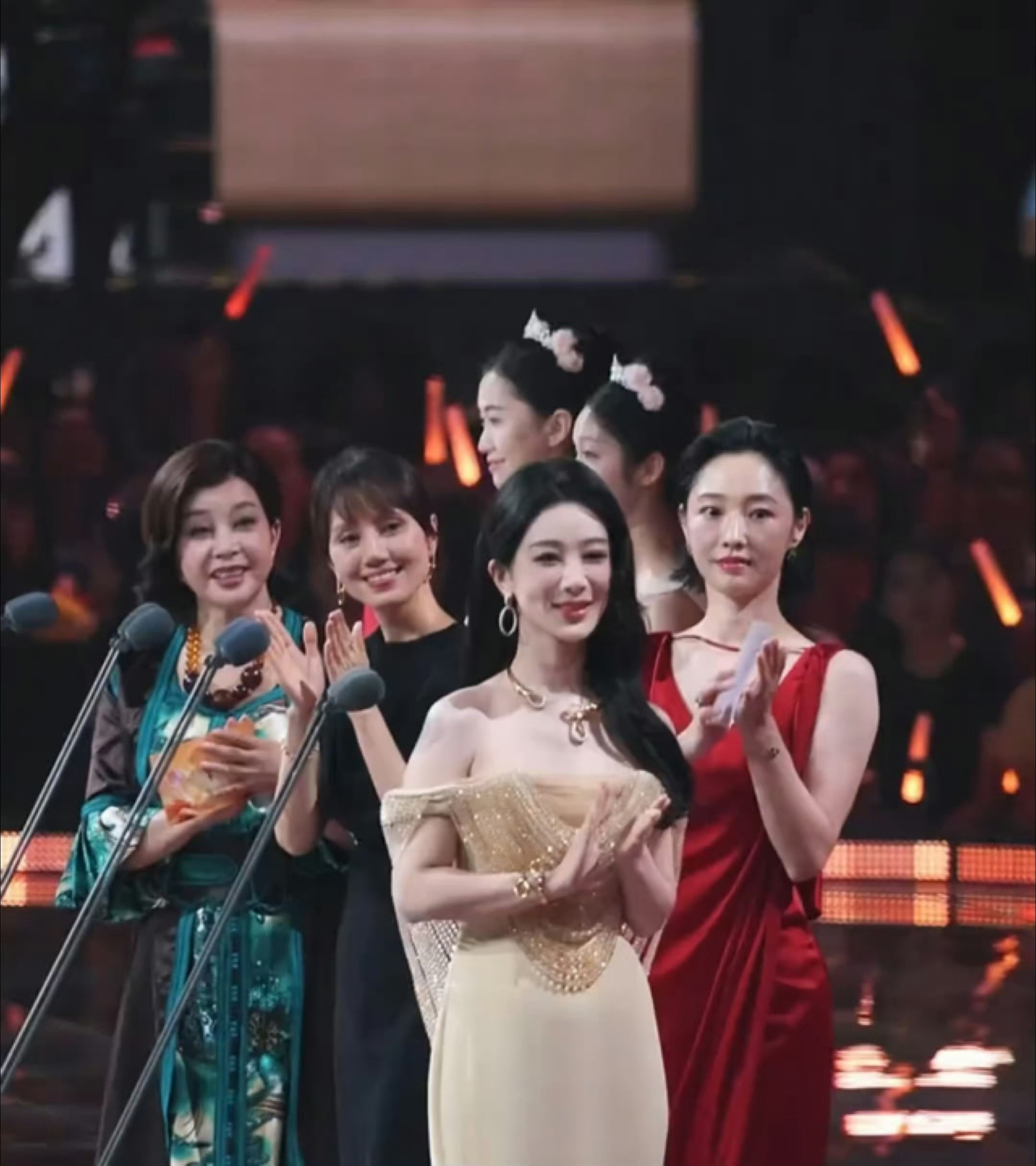 刘晓庆女帝和她的将相百花奖一张合照直接封神，真的很像女帝携将相全员登场！75岁