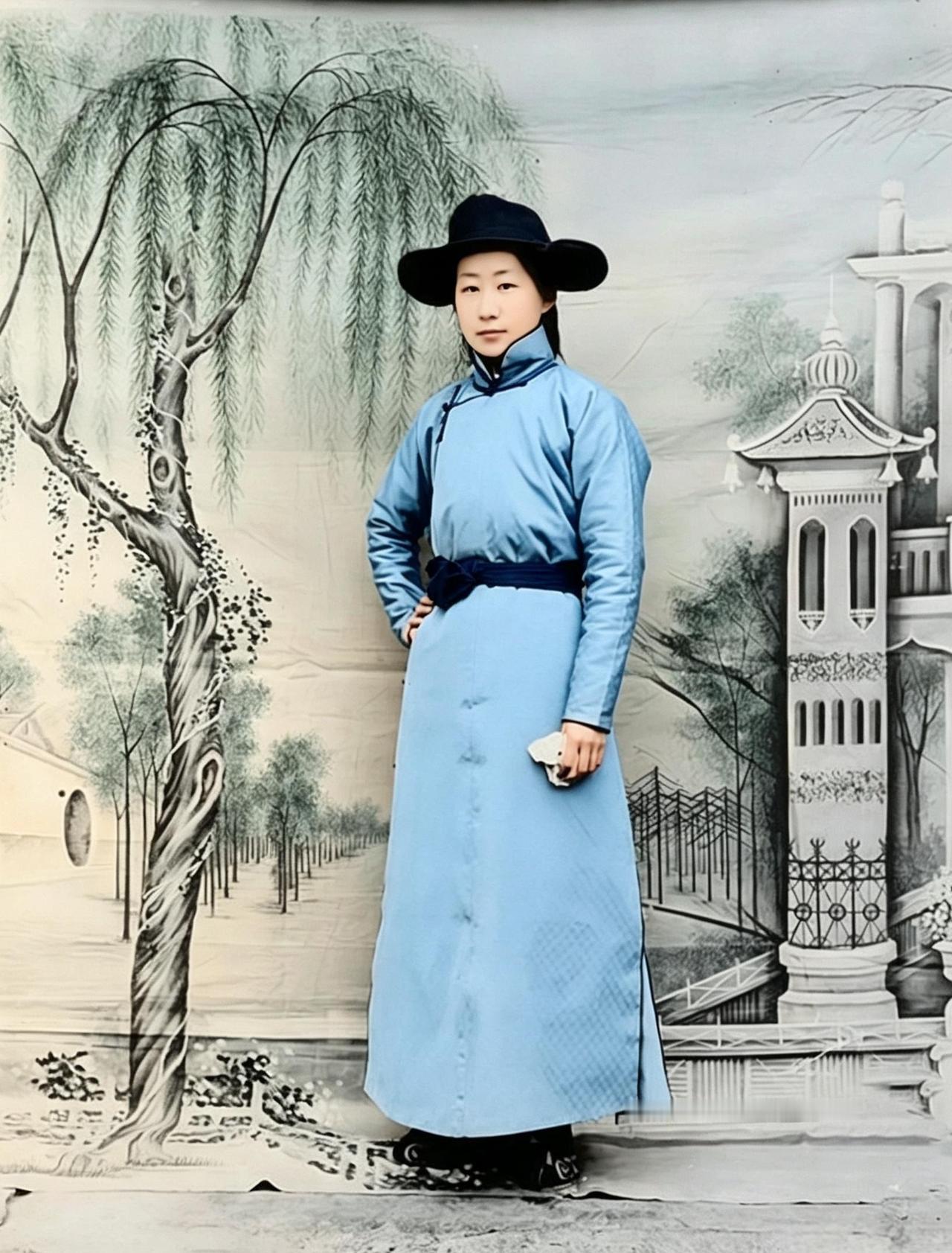 这位女扮男装，英姿飒爽，气宇轩昂，眉宇间透出不凡气度的姑娘正是末代皇后婉容的继母