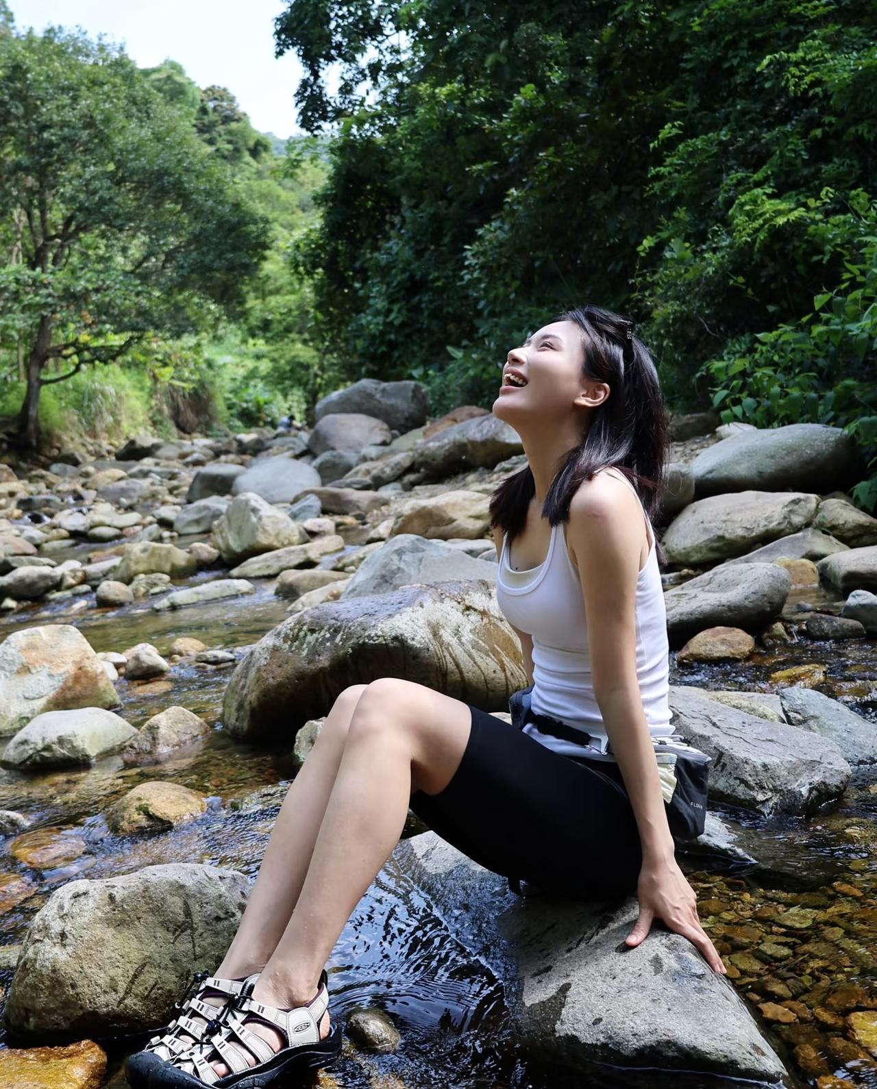 深圳的盛夏，连吹来的风都带着黏腻的闷热，直到一头扎进梧桐山半山腰的溪谷，才算寻到