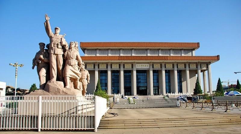 1976年，虽然确定了永存毛主席遗体，但有个问题没有解决，按照中国人思维，坟墓