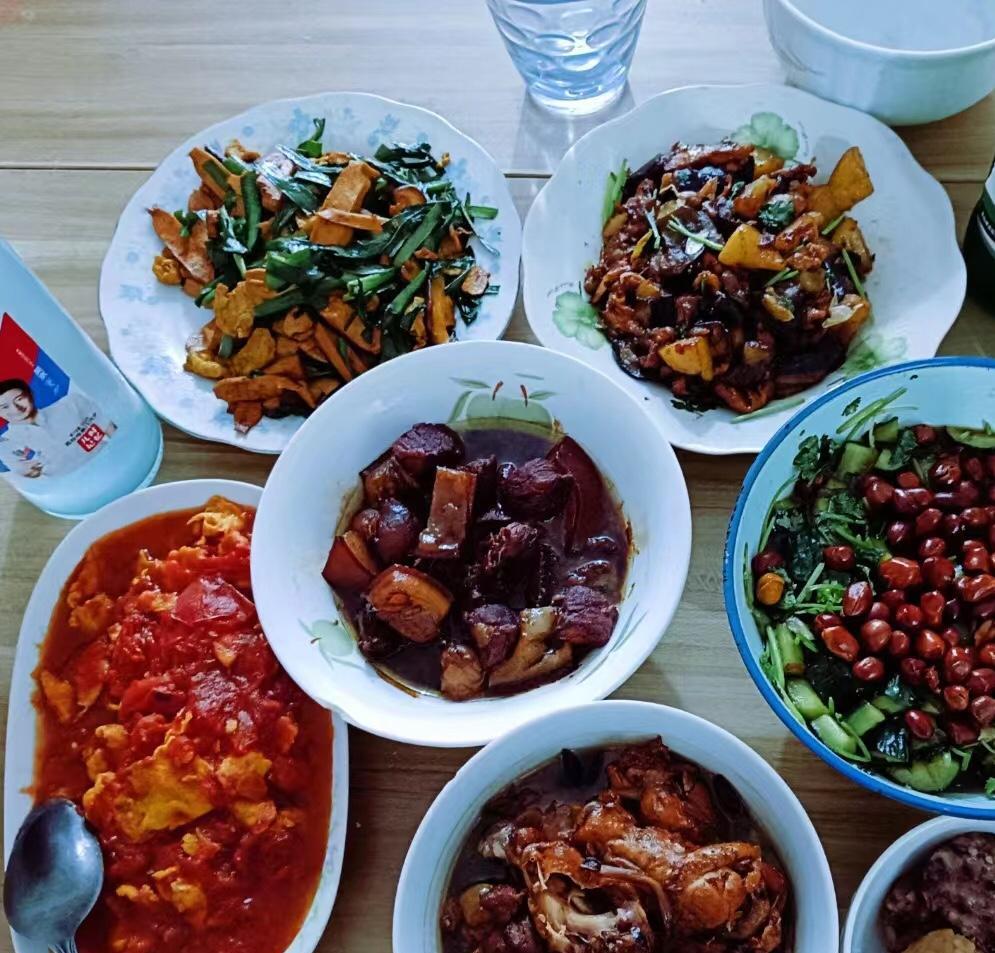 老爸说了很久想吃红烧肉，我今天特意为他做了一碗。吃饭的时候大哥也在，老爸不吃瘦的
