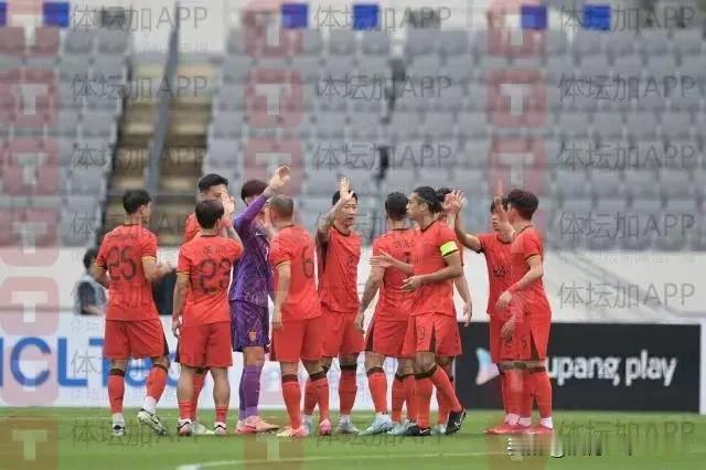 赢了！赢了！东亚杯第3场比赛，中国队1:0战胜中国香港队取得第3名的好成绩。关