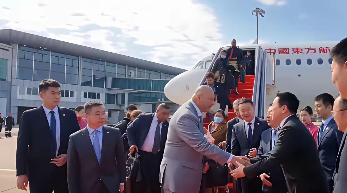 中国为啥这么隆重的欢迎汤加国王？汤加王国虽小，却在南太地区拥有不可替代的地位