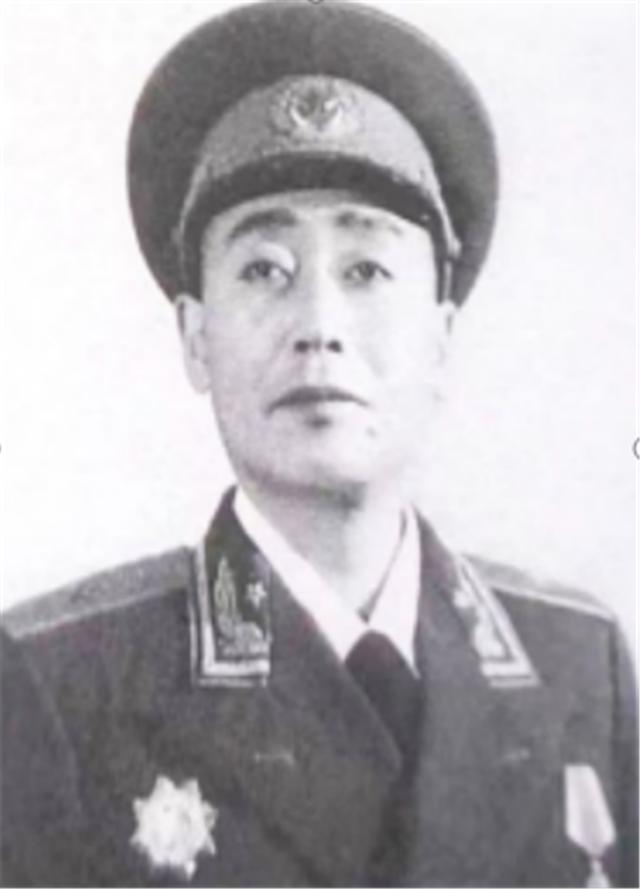 1956年秋，老家的嫂子进城，见到了总政组织部部长刘其人少将，一见面，嫂子指着身