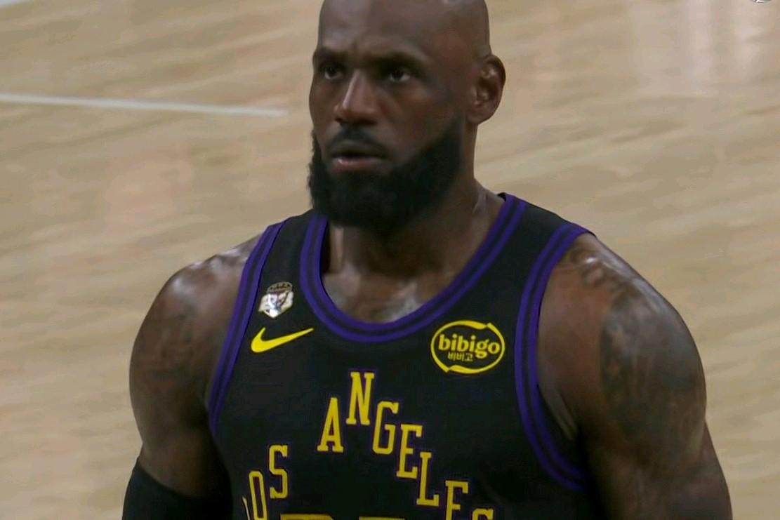 太震撼了！我强烈建议湖人续约詹姆斯！在湖人主场迎战鹈鹕的比赛中发生极其疯狂一幕：