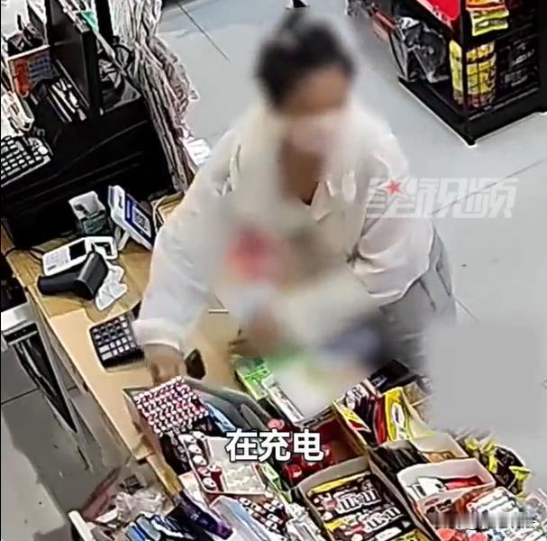 事发于一家超市，老板把一部手机放在收银台抽屉里充电，一名孕妇装作顾客进来购物，走