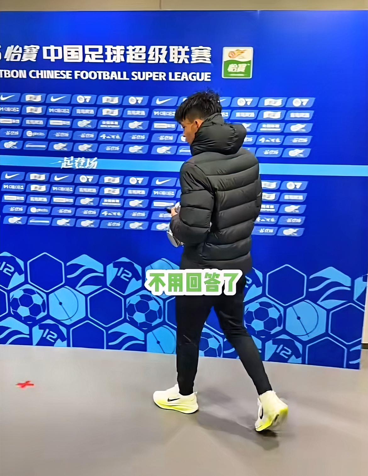 年少轻狂！王钰栋赛后采访引发争议！在昨晚对阵青岛海牛的比赛中，国脚王钰栋梅开二度