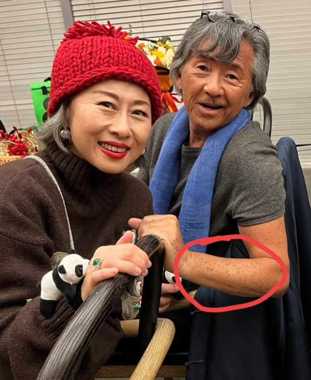 结婚还是要年龄相仿不然就像林子祥和叶蒨文一样林子祥78岁，胳膊上已经有显而