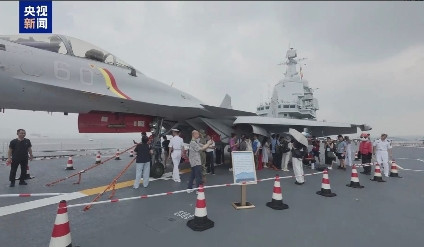 歼-15铁翼柔情：西太驱敌45米亮剑，归港化伞为同胞遮雨！