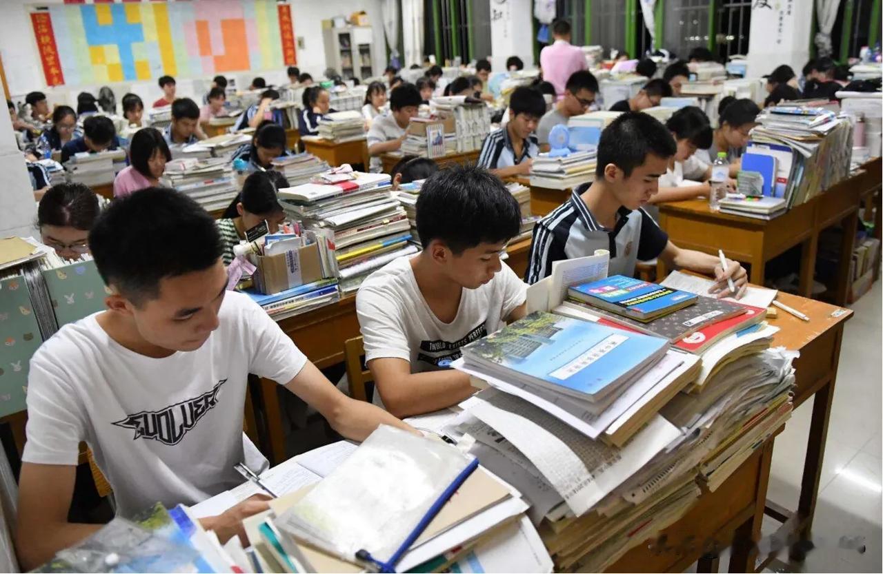 有良知的教育专家说了有良知的实话。第一、他说：“实行大校区不可取。城里大校区，