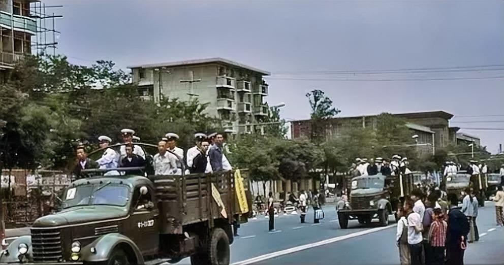 1984年，陈再道正在家中享受宁静时，突然传来敲门声，几名穿着制服的人闯入，说：