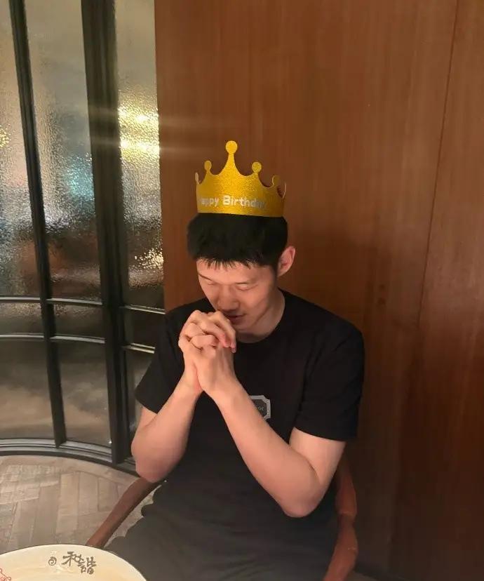 浙江广厦男篮当家球星胡金秋真是太幸福了！今天是胡金秋的28岁生日，在这么重要的日