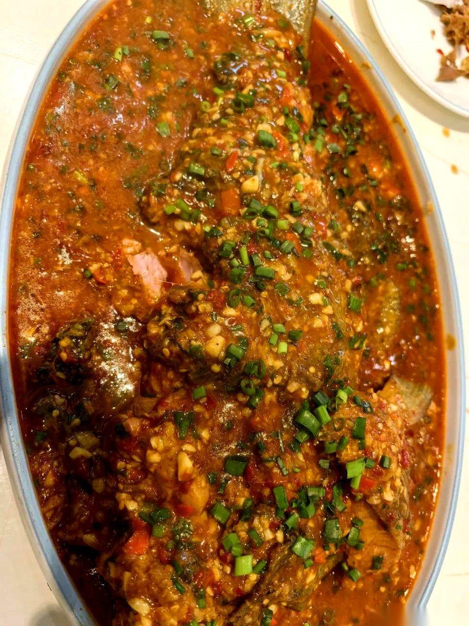 账单拍在桌上，700多。我们四个人，面面相觑。手机上，这家4.9分好评的店，还清