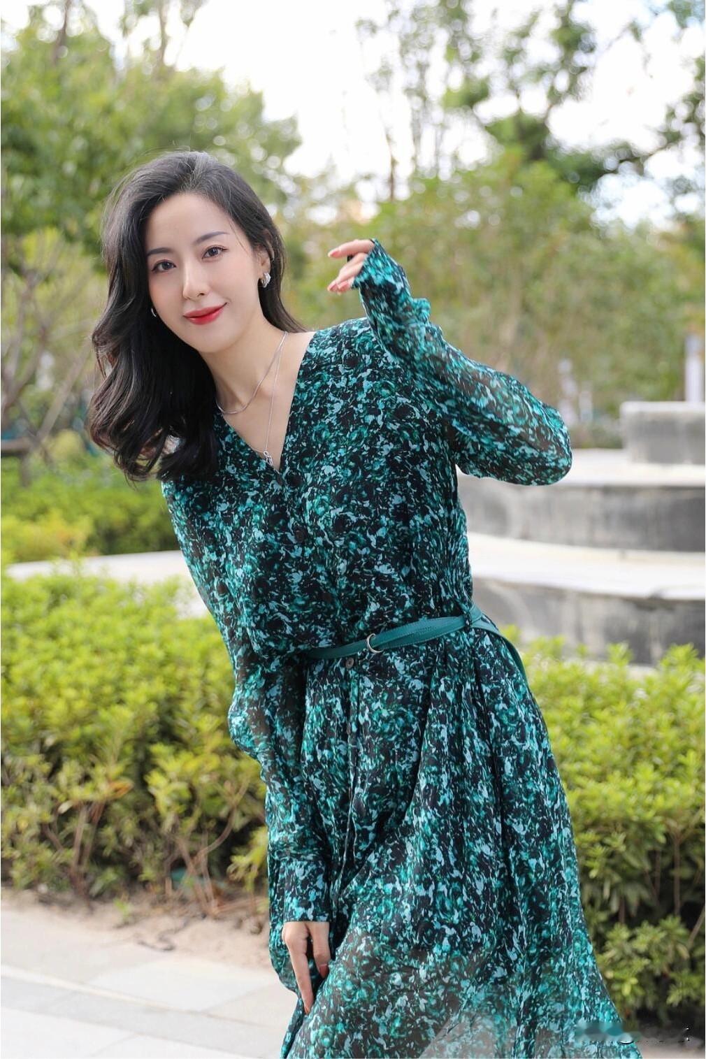 温柔的秋天冬风，明媚的阳光是我喜爱的深冬季节今日试穿了2套来自法国轻奢品牌M