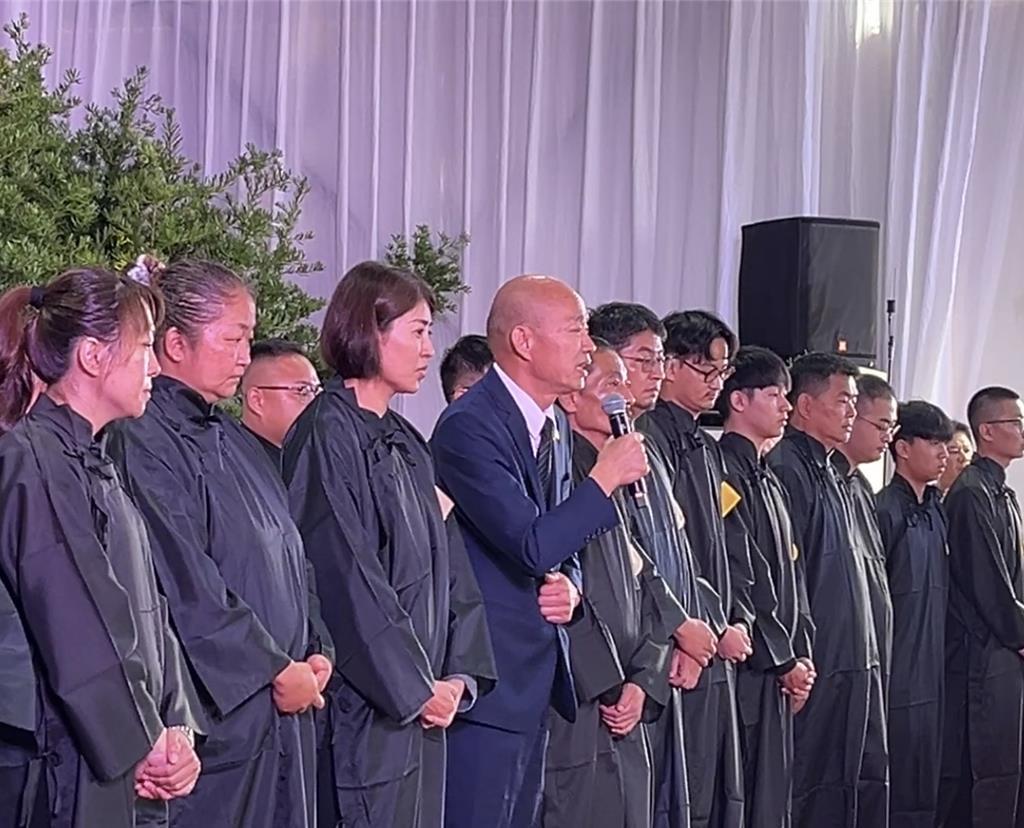 许淑华父亲许天送告别式逾5000人送行　韩国瑜致词赞父爱化大爱惹泪崩南投县长许
