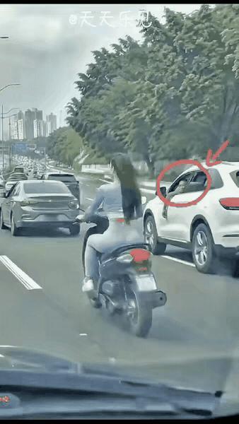 大街上车水马龙的，男子开着车，从后视镜看到后边有一个长得很漂亮，身材也非常好的女