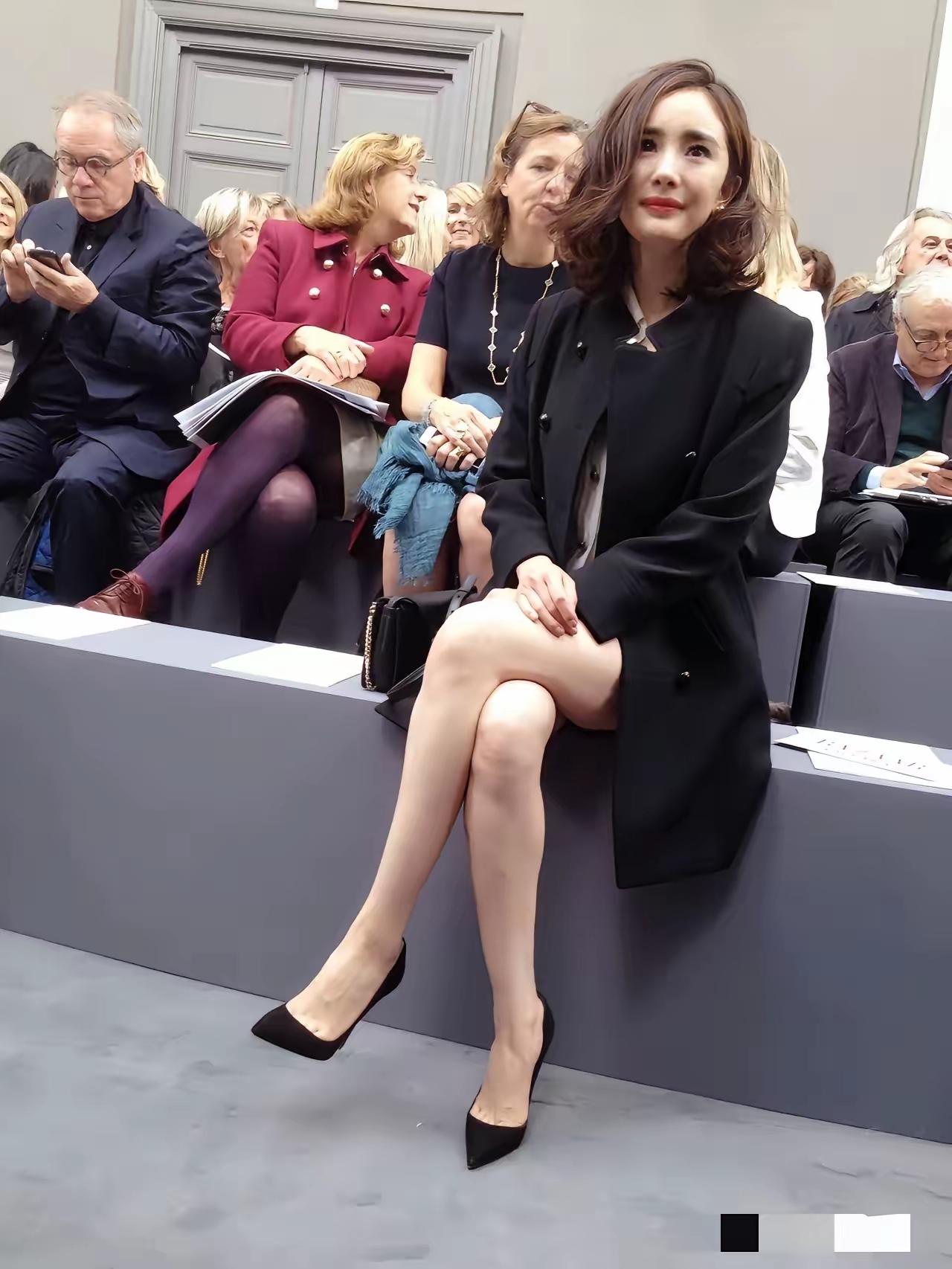 这位美女是谁？你们认识她吗？她的颜值很高，她的一双大长腿格外吸引眼球，她的身