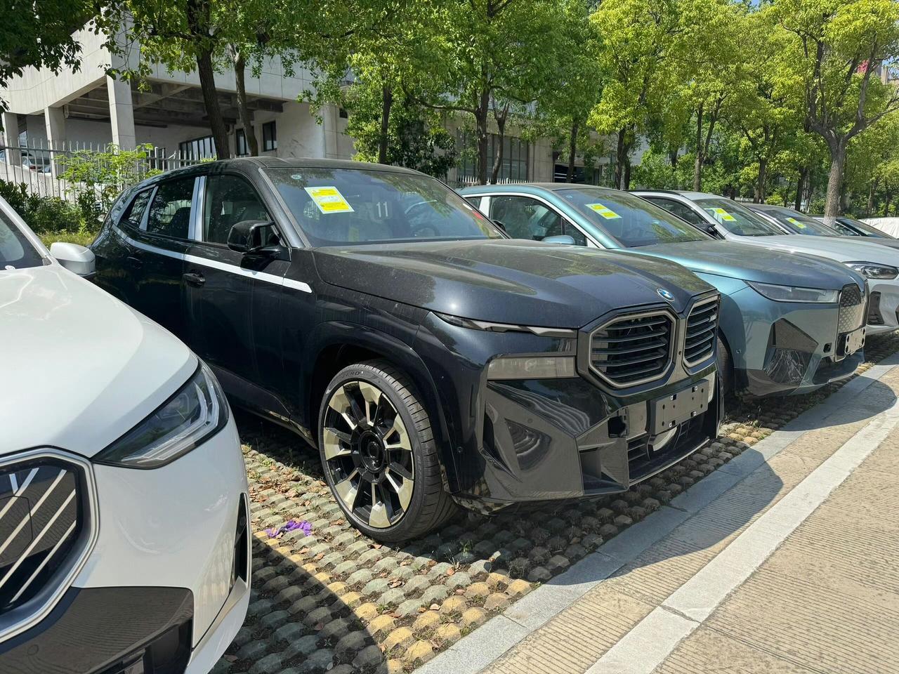 宝马XM50e宝石青这配色，宝石青就是宝马的纯黑色，当它与全新XM硕大的
