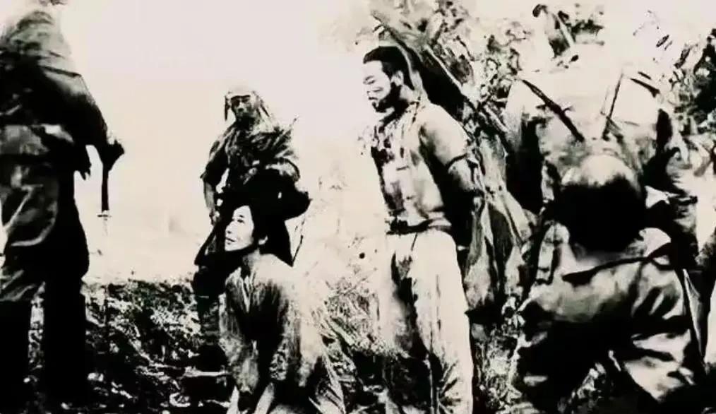 丈夫五花大绑，就要被杀害，妻子跪在地上求情，这是日寇侵华期间自己拍摄的照片，也是