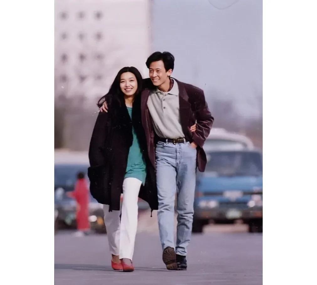 1994年，江珊和王志文在街道上，留下的美好瞬间。江珊当时27岁，美丽优雅。王志
