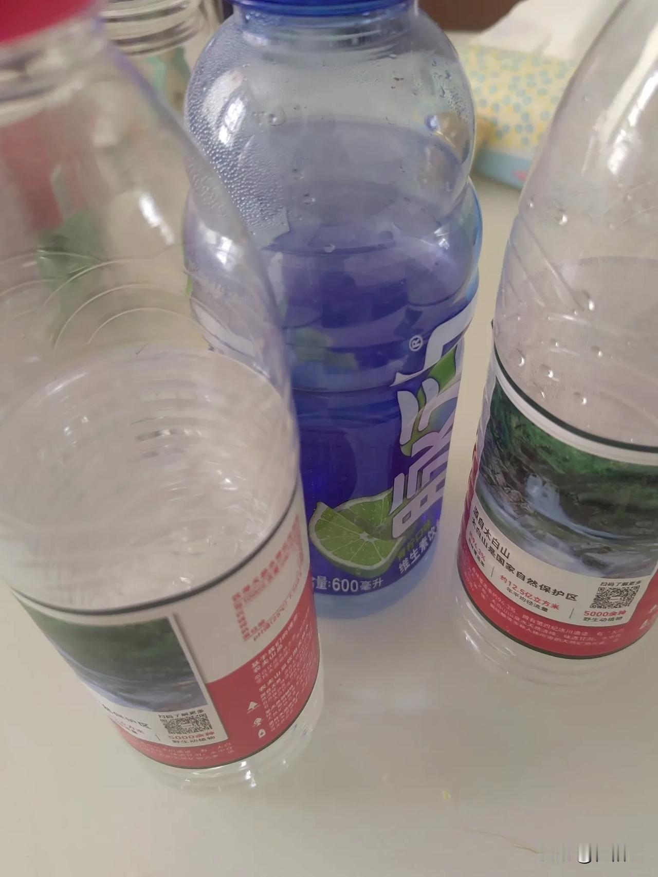 大妈跑向手拿矿泉水瓶的我的速度堪比百米冲刺了。早上下楼，把这几天闺女喝的矿泉水