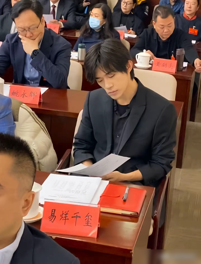易烊千玺178的个子，体重只有112斤，这数据放普通人里都算偏瘦，搁明星身上居然没人当回事。粉丝说他