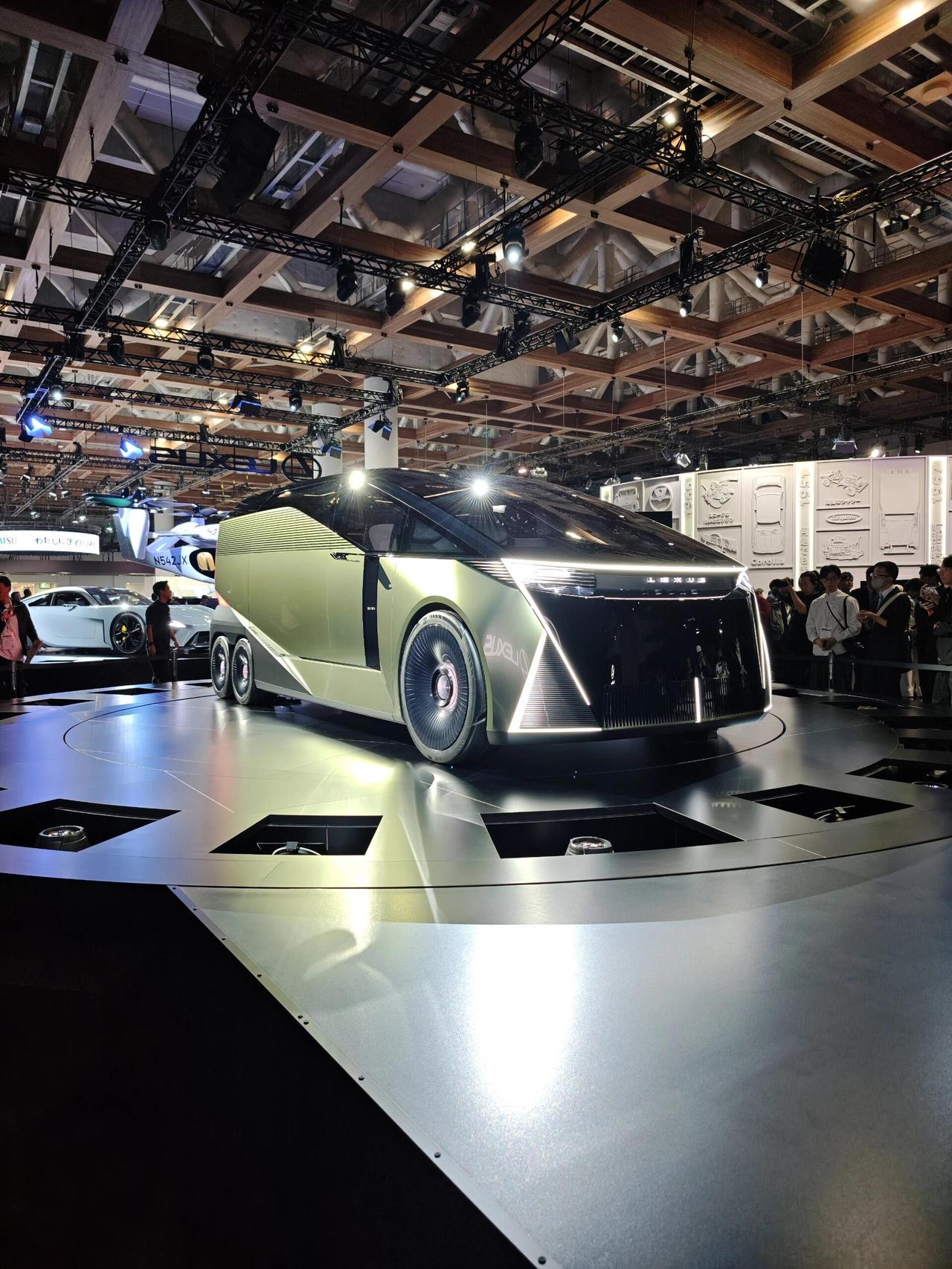 日本雷克萨斯最近又整活了——在东京车展上，直接把新干线的灵感搬进了车里。他们带