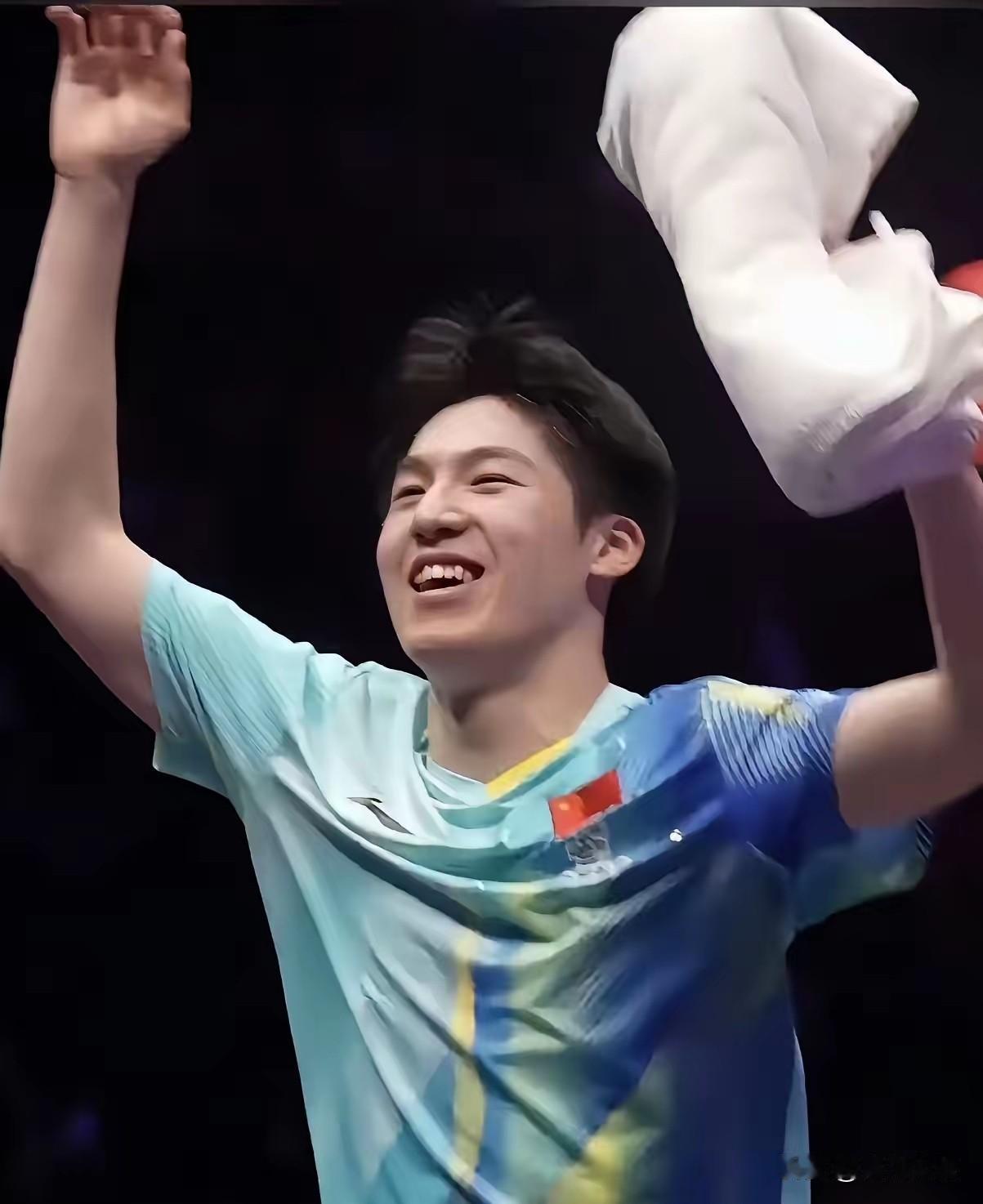 随着周启豪训练时受伤，这次伦敦世乒赛，国乒只有向鹏一个健康的选手了，但是向鹏的