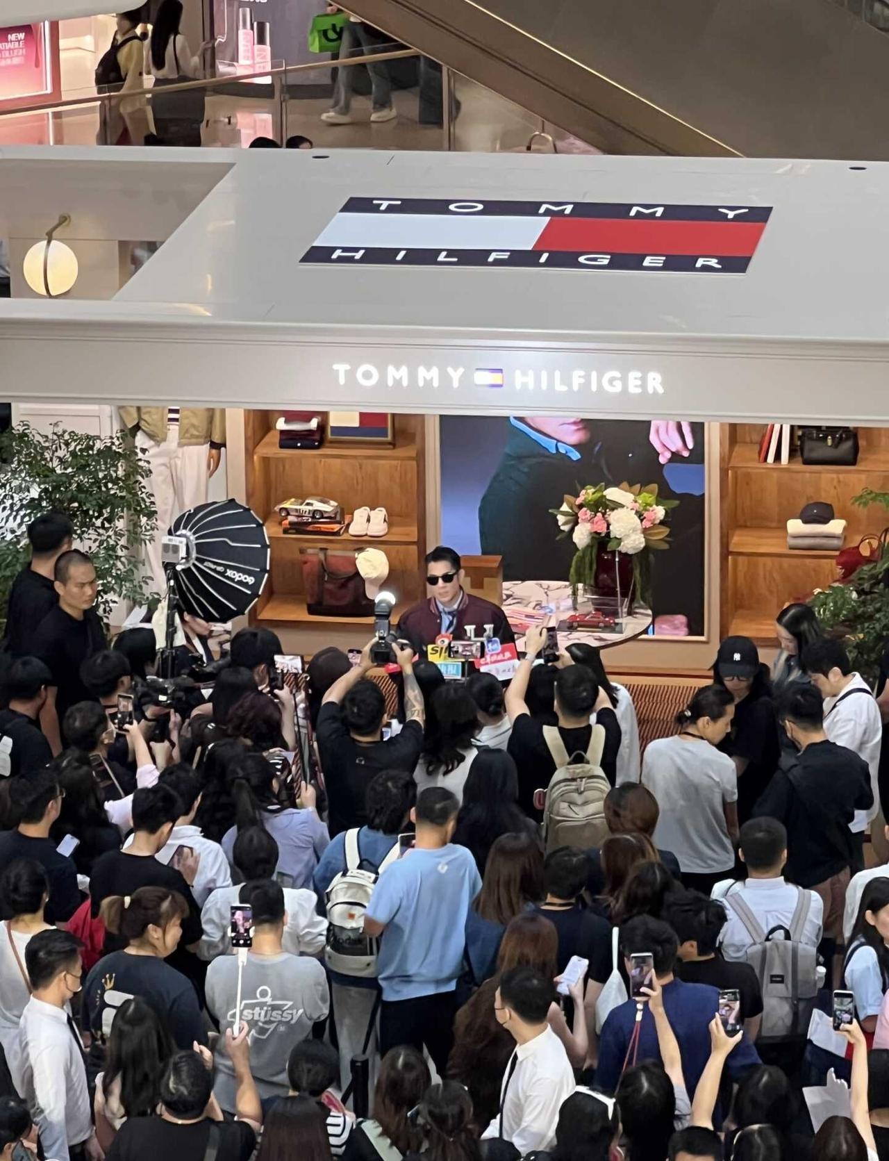 村里进城偶遇郭富城回国休假，落地天河城吃饭，居然遇到郭富城！我的天呐，从来没这