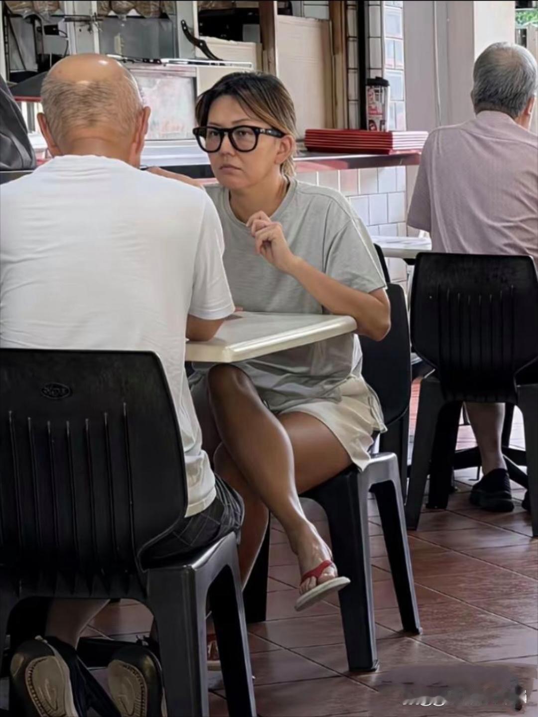 新加坡偶遇孙燕姿，有点认不出了