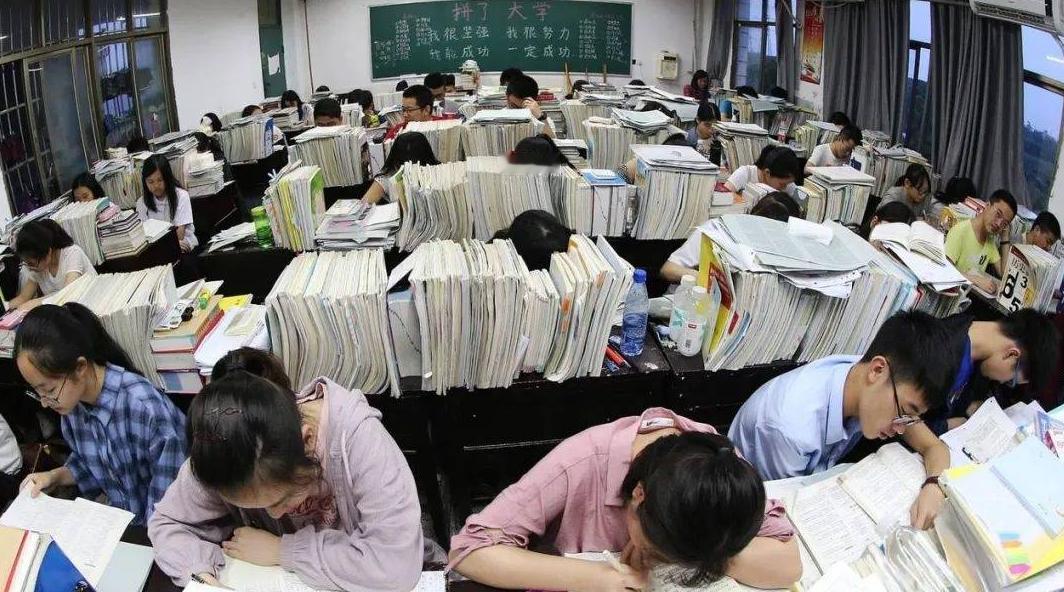 中小学催熟的恶果，终于在大学集中爆发了网上总在吐槽现在的大学生，说他们像没有