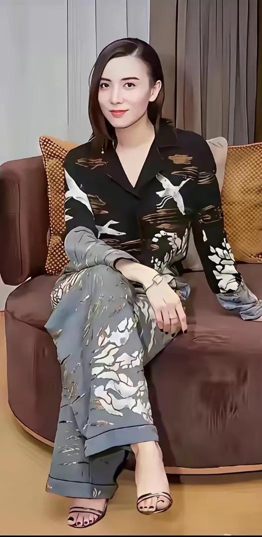 宋佳的美丽瞬间：优雅坐姿，时尚穿搭，展现从容魅力。