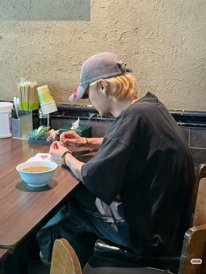 网友吃面偶遇鹿晗谁懂啊!刚刷到网友偶遇鹿晗剥蒜吃面,前几天才见他被偶遇,这频率